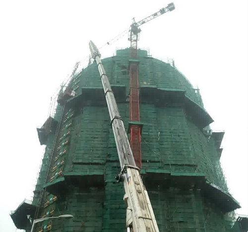 温宿吊车在工地上作业